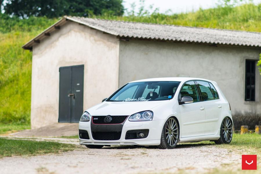  Volkswagen Golf GTI on Vossen Wheels (VFS2) 2017 года  (фото 2 из 28)